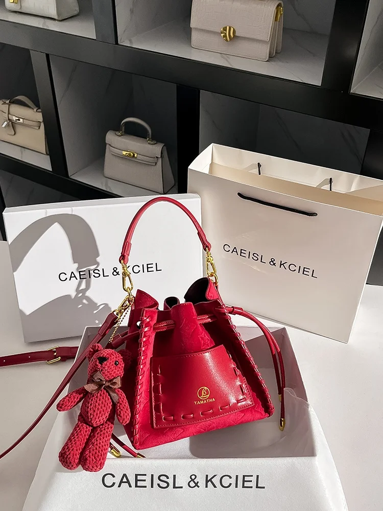 borsa-a-secchiello-intrecciata-alla-moda-con-orsetto-piccola-goffrata-nuovo-design-2026-semplice-ed-elegante-da-donna