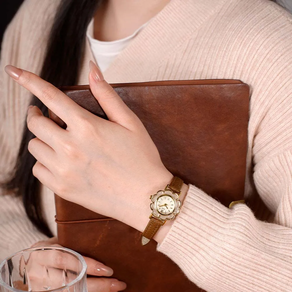 ساعة GEDI الراقية ذات الأزهار الرجعية للنساء ساعة كوارتز فاخرة مع حزام جلدي مقاوم للماء هدية للمرأة