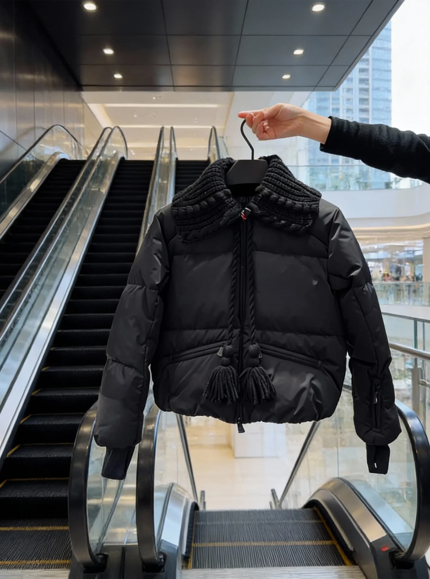 เสื้อโค้ทผู้หญิงแบบพัฟเฟอร์บุใยโพลีเอสเตอร์สีขาว รุ่น Sli ort Puffer Jaet สำหรับฤดูหนาว อุ่นสบาย สไตล์ลำลอง แฟชั่น