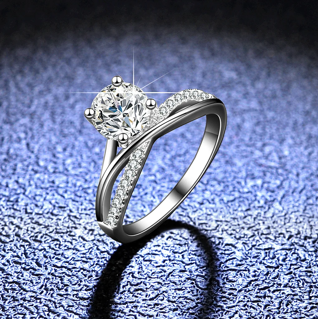 

18K Gold Inlaid Moissanite Ring, Women's One Carat Starry River Four Claw Fashionable Classic Platinum PT950 Diamond Jewelry