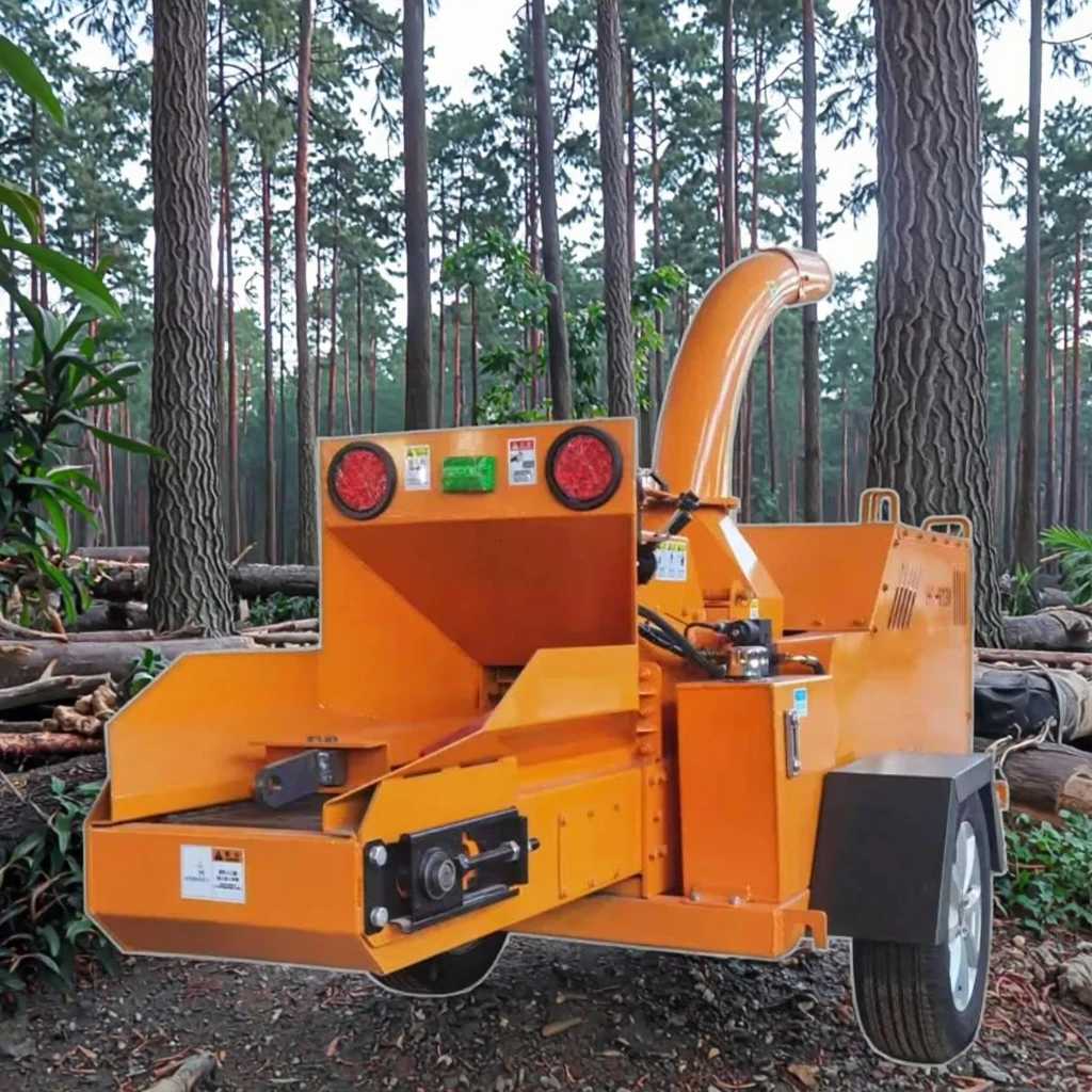 Прочный дизельный двигатель 8 т/ч, измельчитель древесины, гидравлическая подача, буксирный буксир за измельчителем для ландшафтного дизайна компании, использование на большой шкале