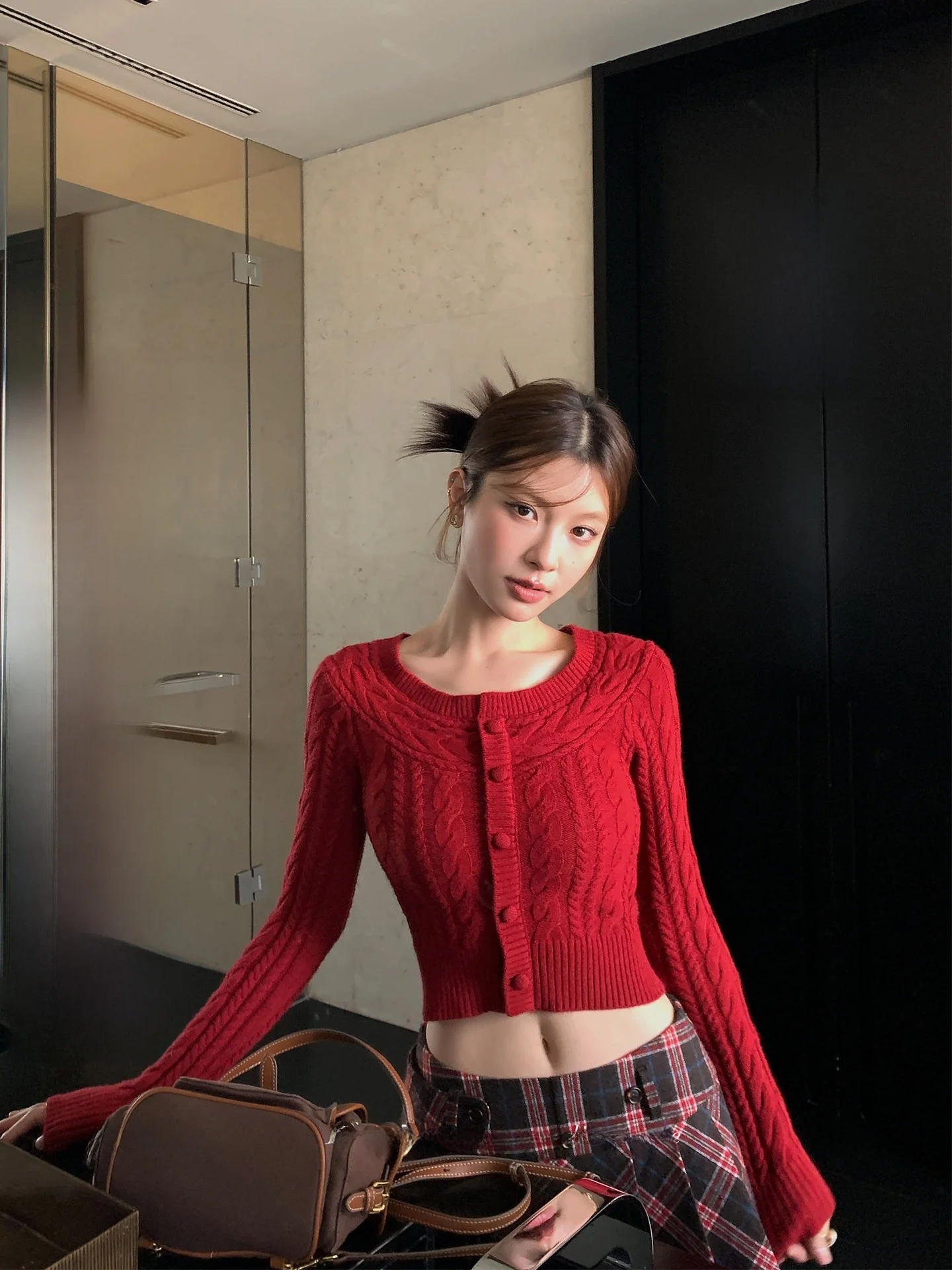 

Вязаный джемпер LIONE с длинными рукавами и открытыми плечами, с большим круглым вырезом, новогодний, повседневный, приталенный, женский, модный трикотаж