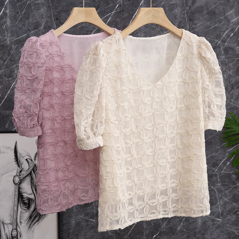 

Футболка с V-образным вырезом, короткими рукавами-фонариками, вышивкой в виде объемных сердечек, в европейском стиле, из полиэстера.