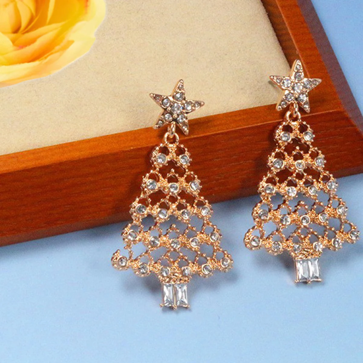 أقراط شجرة عيد الميلاد بتصميم شجرة فريدة من نوعها مناسبة للاحتفالات في العطلات والارتداء اليومي هدية مثالية للصديقات