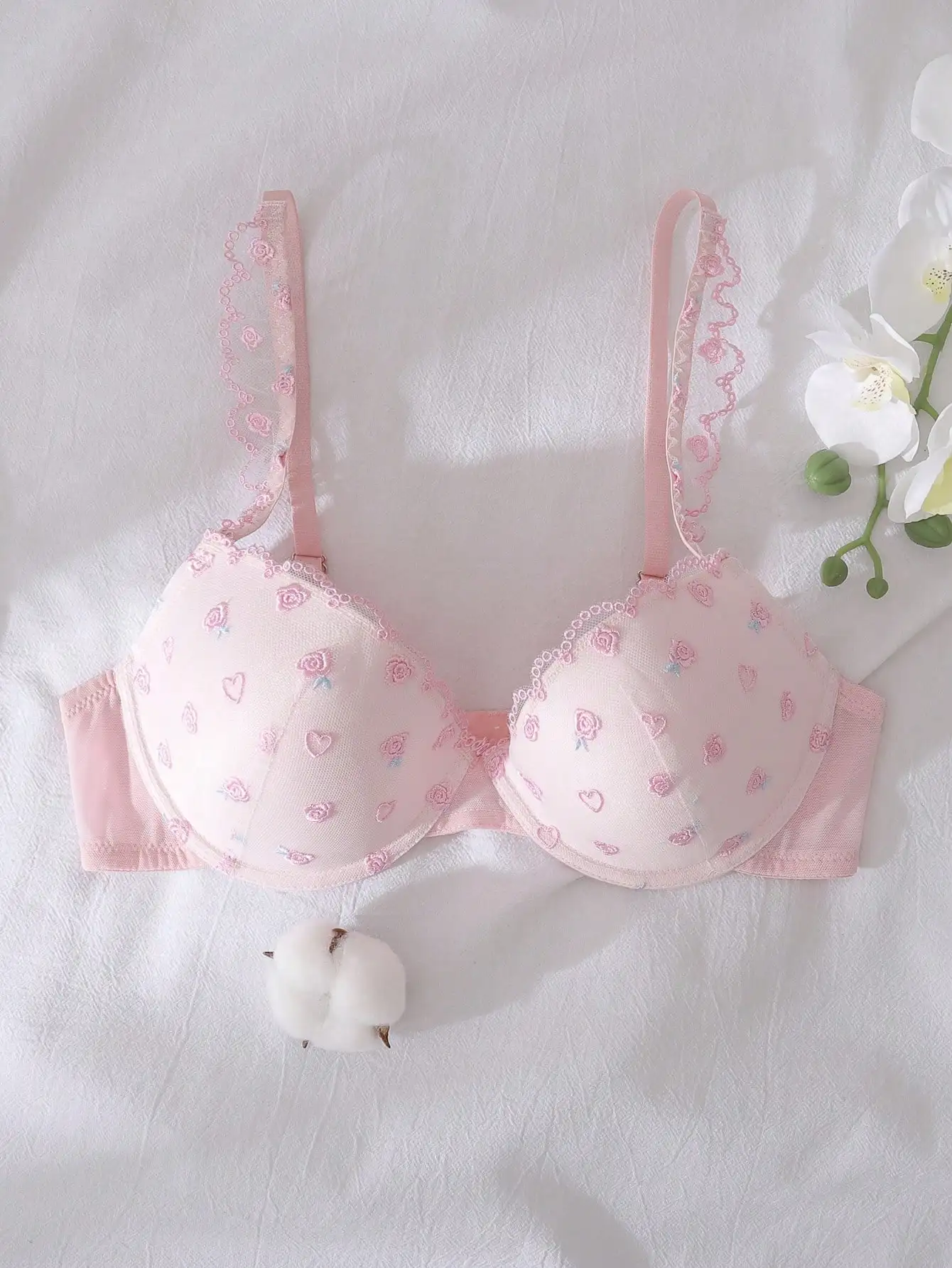 

Розовый бюстгальтер с косточками, мягкими чашками 3/4, цветочной вышивкой и кружевной отделкой