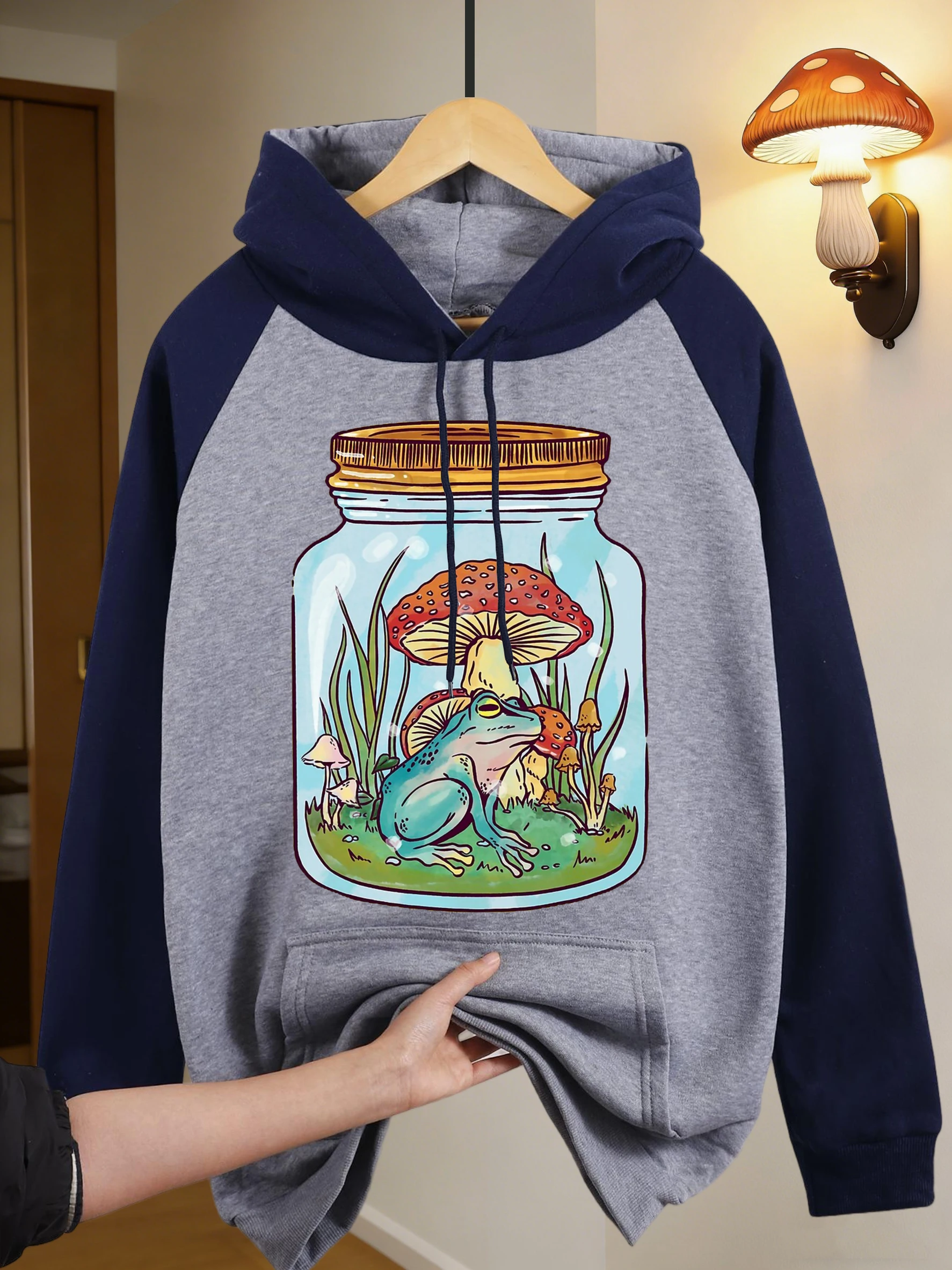 

Женская толстовка-худи с рукавами реглан и карманами, с принтом «Милая лягушка с грибами в банке Мейсона», повседневная свободная флисовая толстовка для осени, уличный стиль