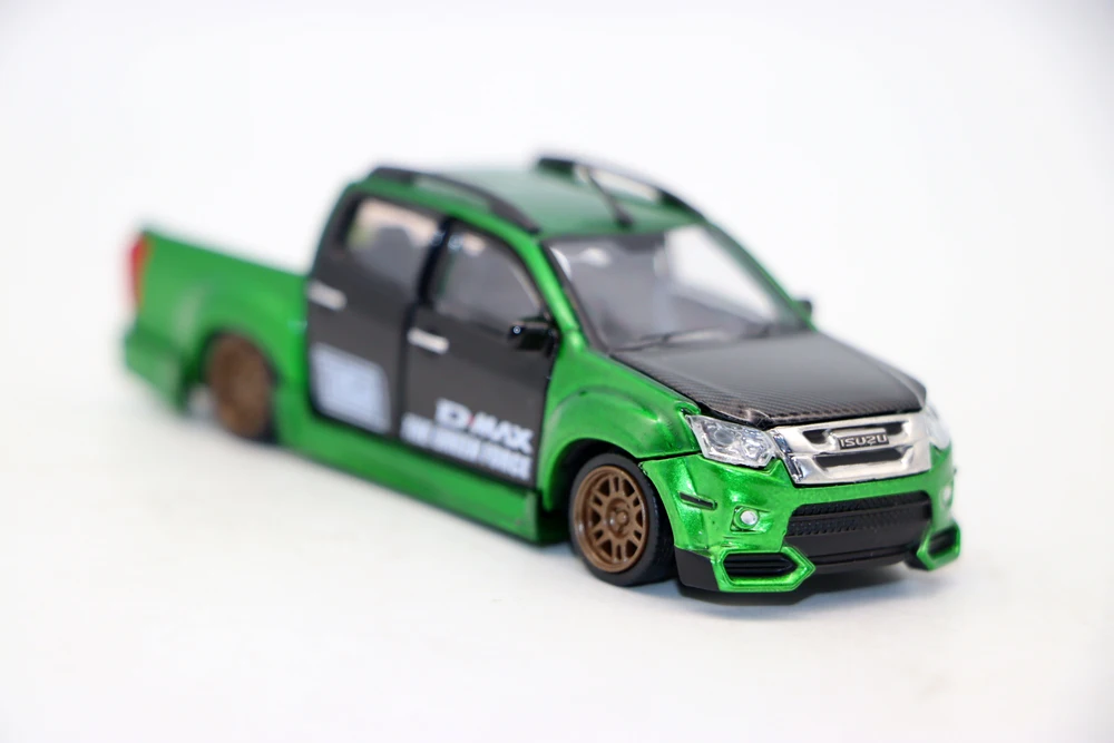 New 2025 BMC 1/64 Scale D-Max 2018 Low Rider Pick up Truck TMCS 2025 Diecast Alloy Toy Simulation Model For Collection gift