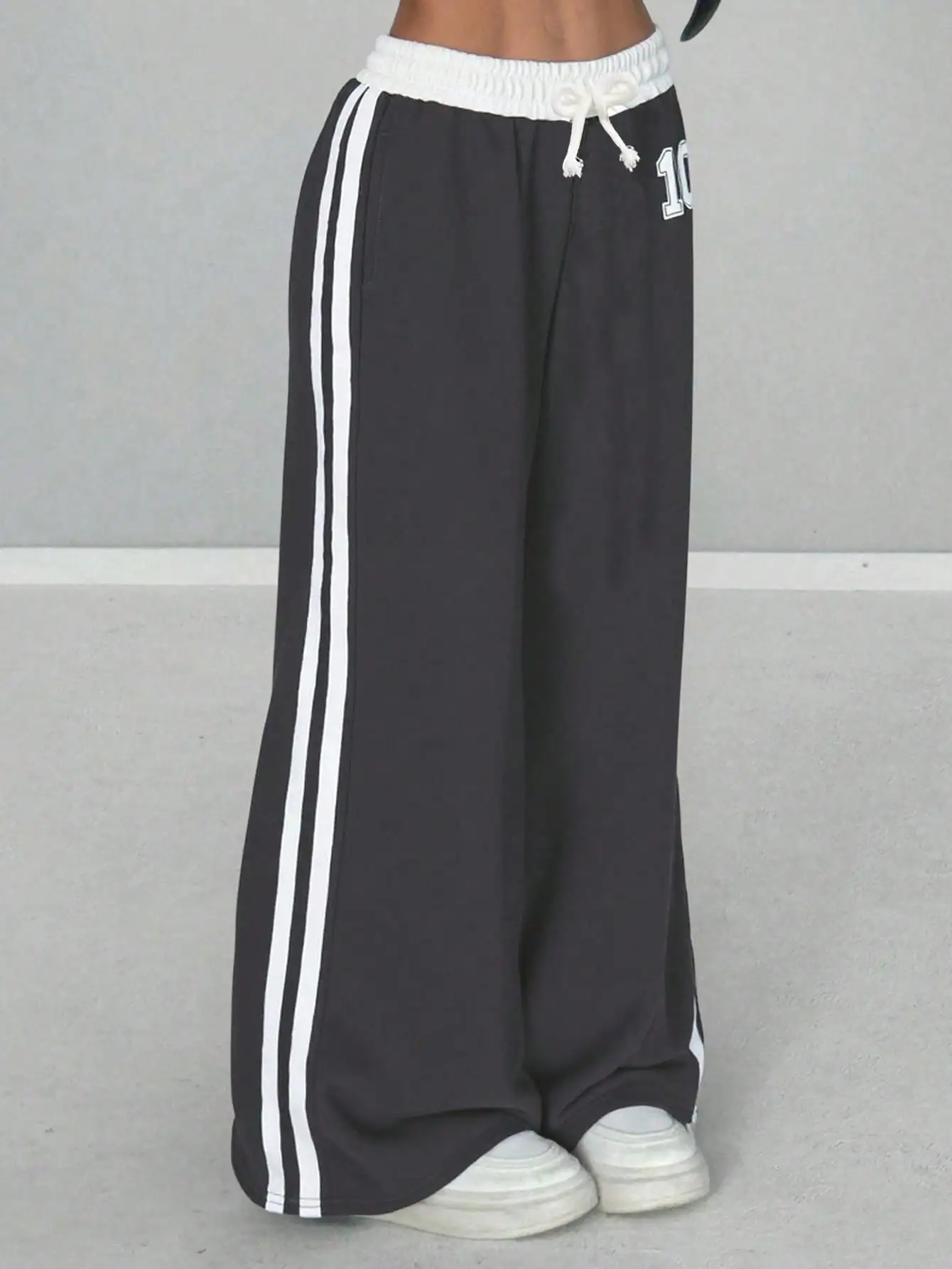 

Широкие спортивные брюки для девочек с цифровым принтом и боковыми полосками