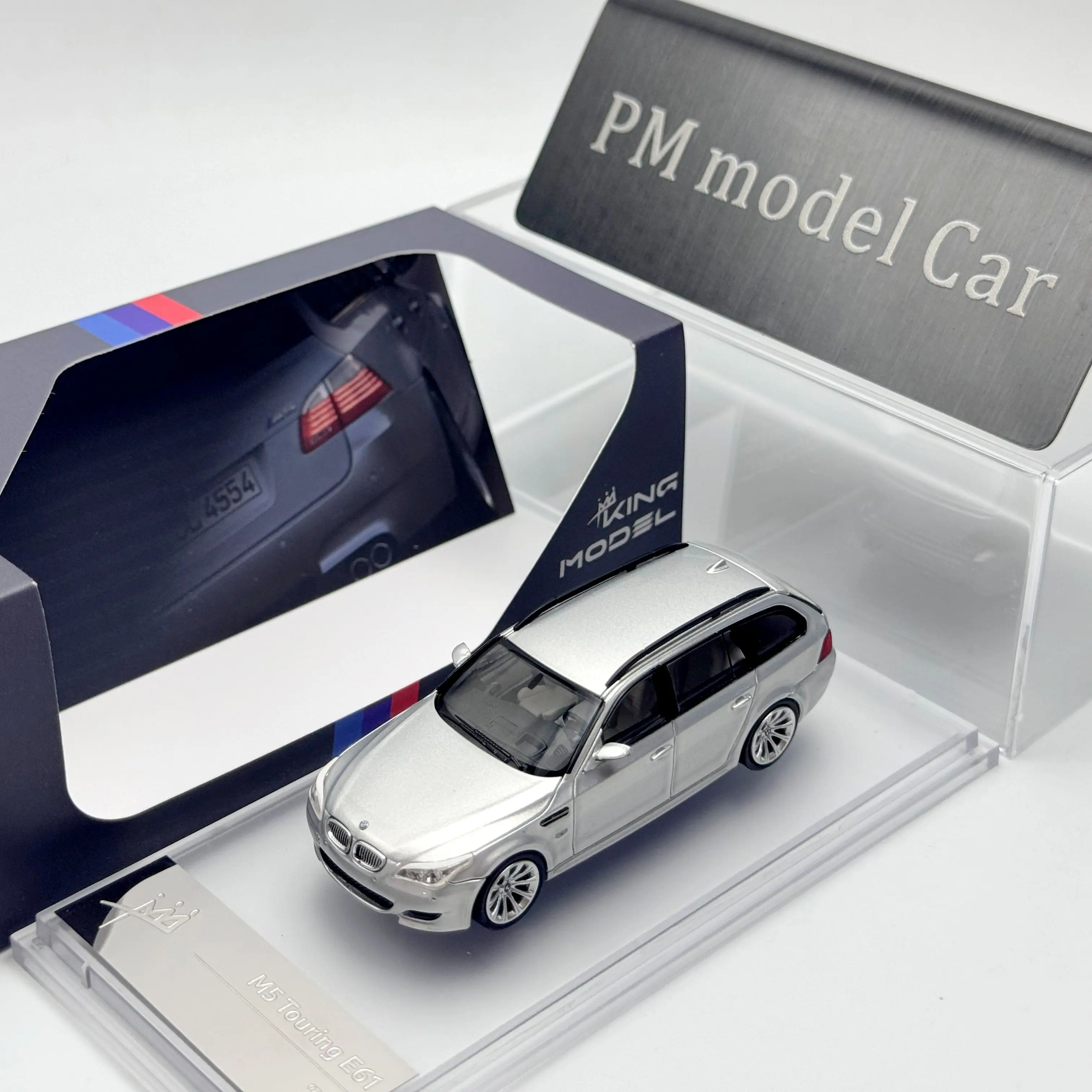 คิงโมเดล 1:64 BMW M5 E60 E61 ซาลูน ทัวริ่ง โมเดลรถหล่อโลหะผสม ของสะสม ของขวัญ