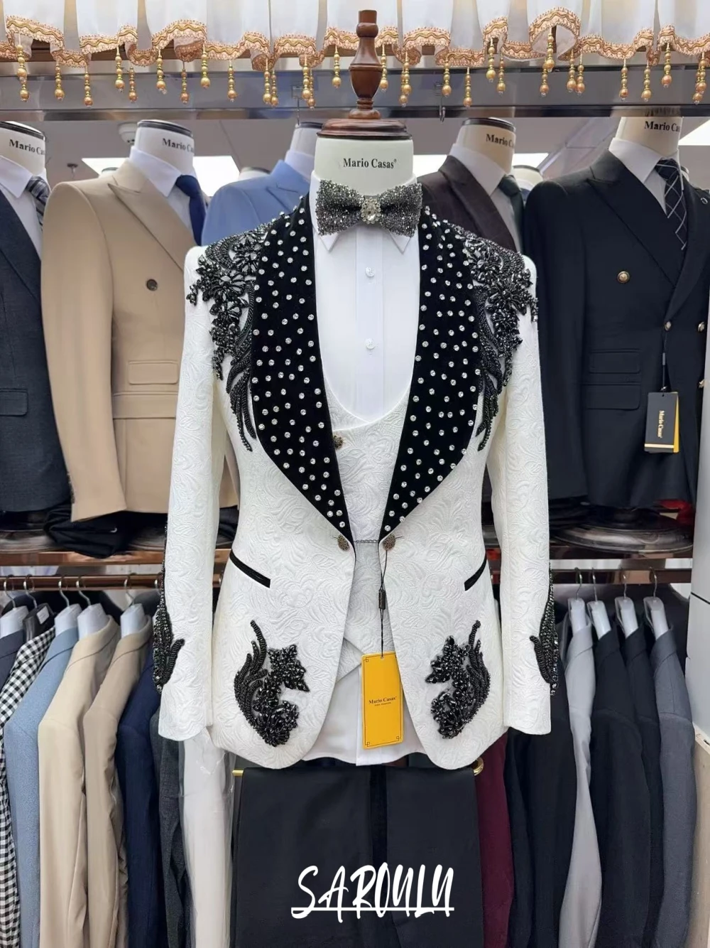 

White Men Suits 2 Piece Blazer+Black Pants Crystals Appliqued Luxury Wedding Tuxedo Coat Customized Formal Jacket Trousers