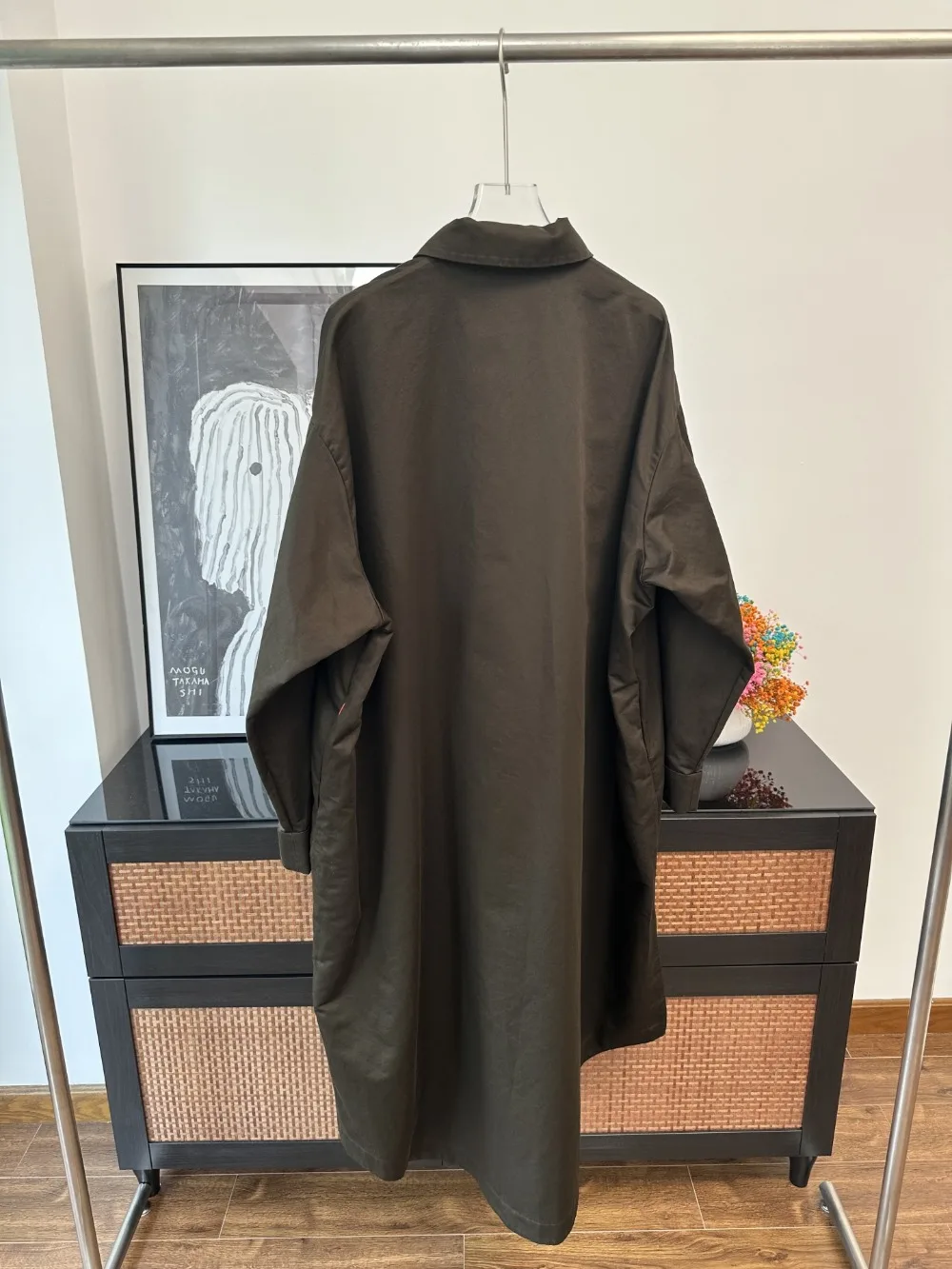 Minimalistyczna koszula z lnem i bawełną o średniej długości, z dużym kołnierzem, rozcięciem bocznym i asymetrycznym dołem.