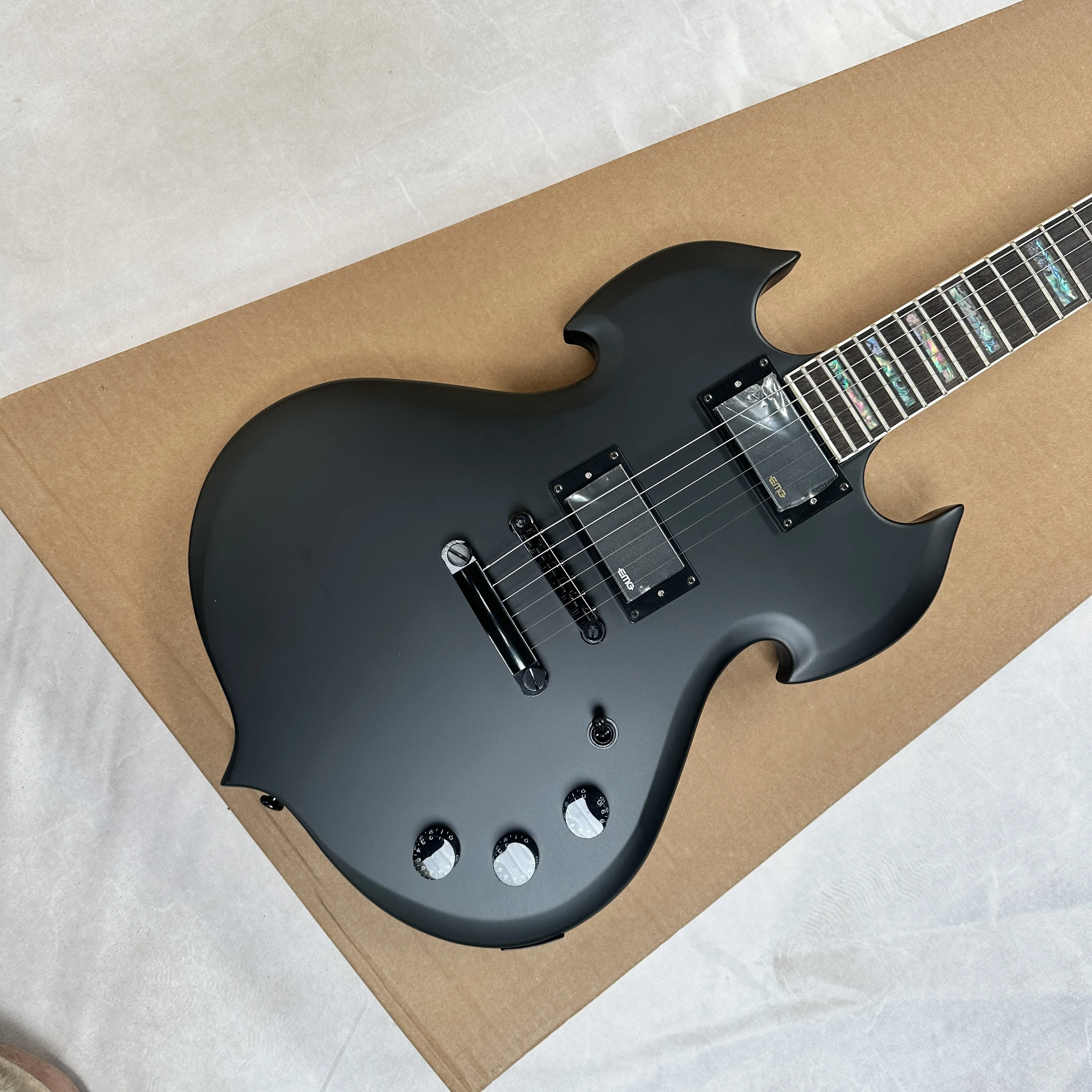 

6-струнная электрогитара матового черного цвета, электрогитары с инкрустированным перламутром накладкой на грифе, электрогитара с грифом из красного дерева.