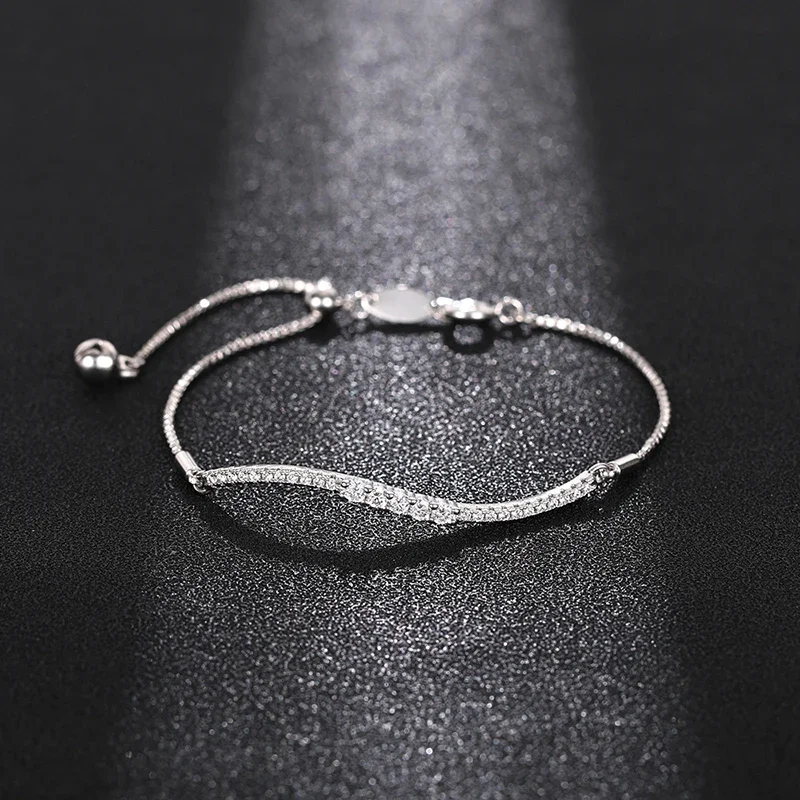 Huitan Modische Luxus-Armbänder für Frauen, Hochzeitszeremonie-Accessoires mit brillantem Zirkonia, wunderschöner Schmuck für Frauen