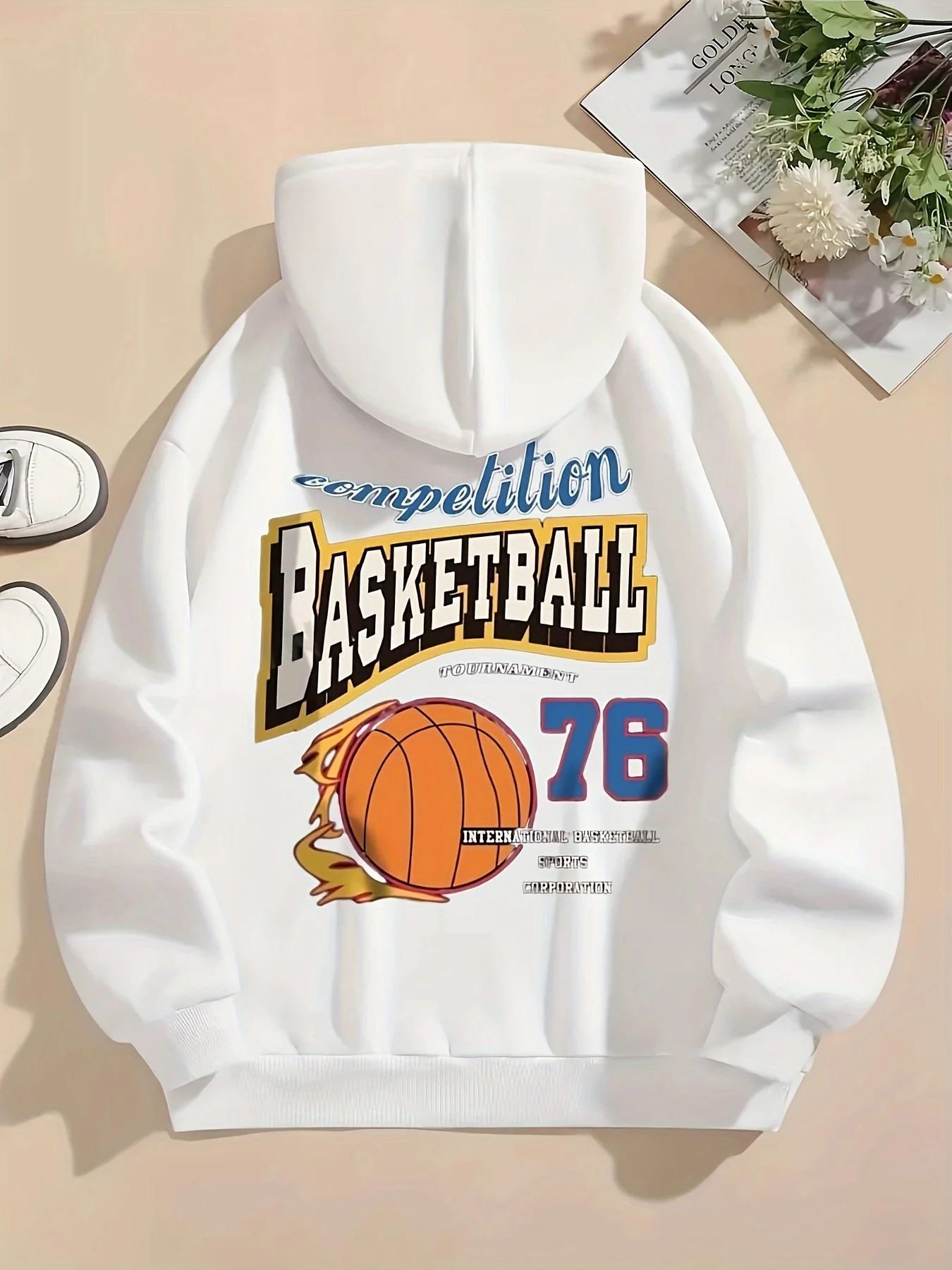 Sporty-style men's loose-fitting hooded shirt with retro contrasting-font basketball competition-themed print pullover shirt