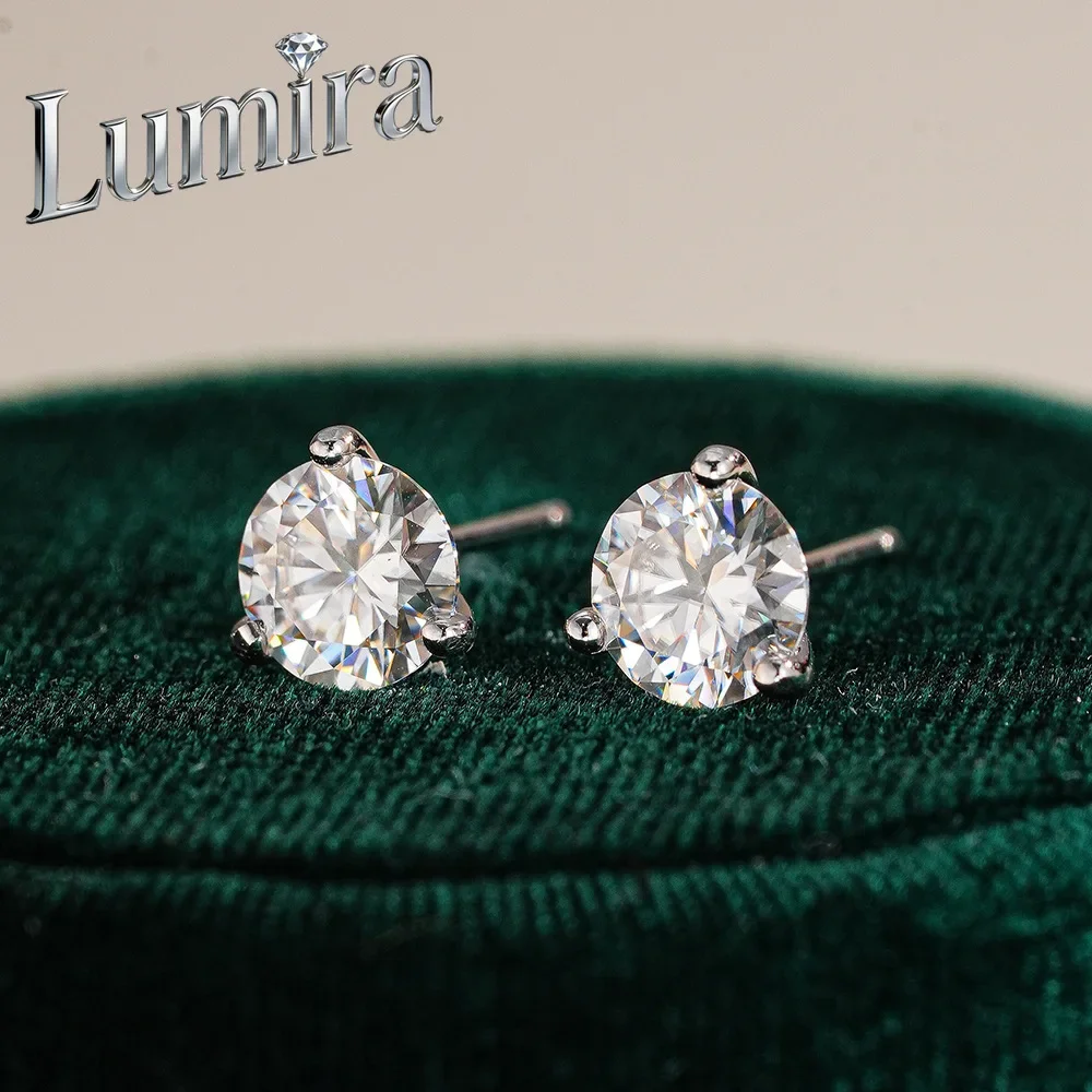 Pendientes de botón de moissanita de tres puntas clásicos Lumira Platinum PT950, pendientes brillantes para mujer, pendientes de cartílago pequeños no removibles