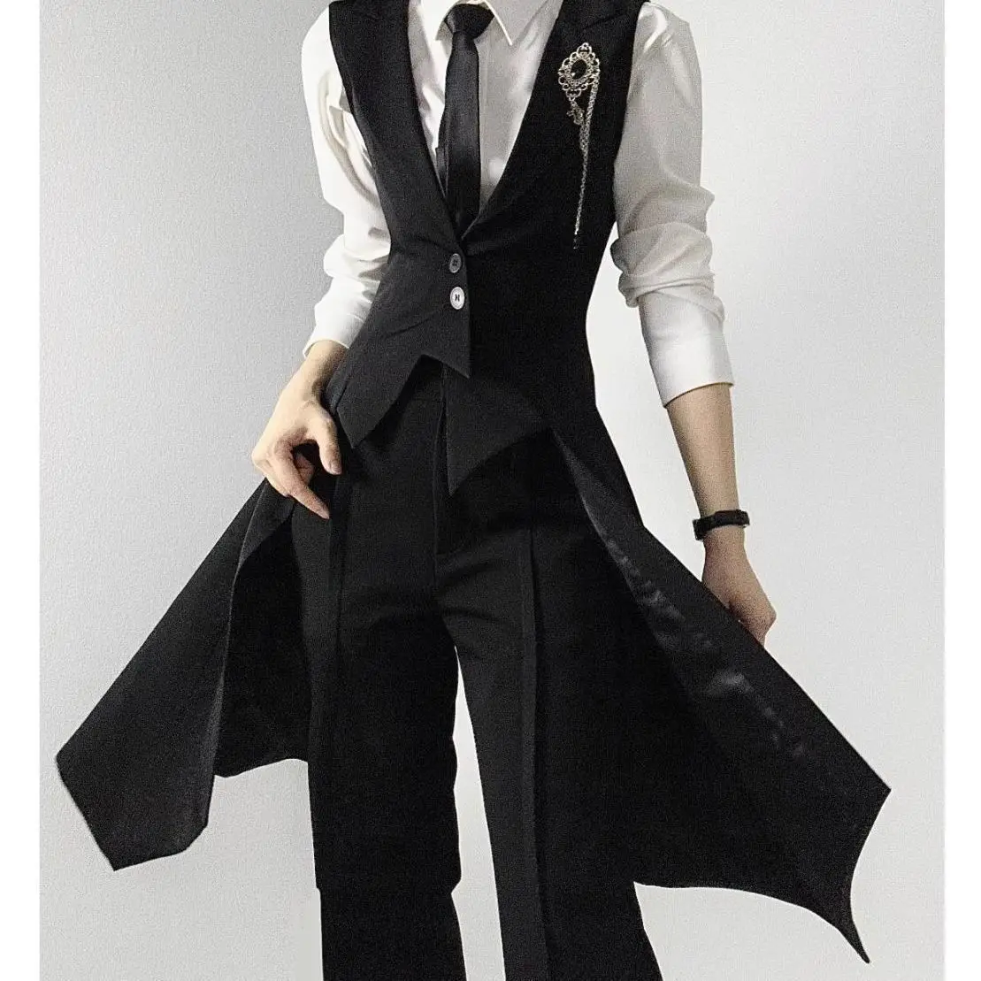 Extended swallowtail vest [single piece]