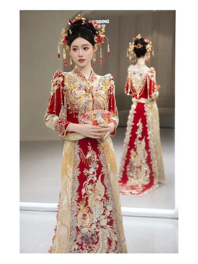 The is dressed in a red Chinese-style wedding dress with short figure She wears dragon-tail dragon and phoenix gown toasting