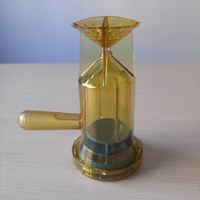 

High performance triggered salt tank (salt distributor)