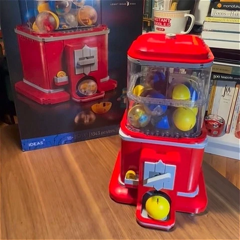 

Набор конструктора «Торговый автомат» 2025: креативные идеи, 1343 детали, монетоприемник, игра, кирпичики, подарки на день рождения для девочек и мальчиков