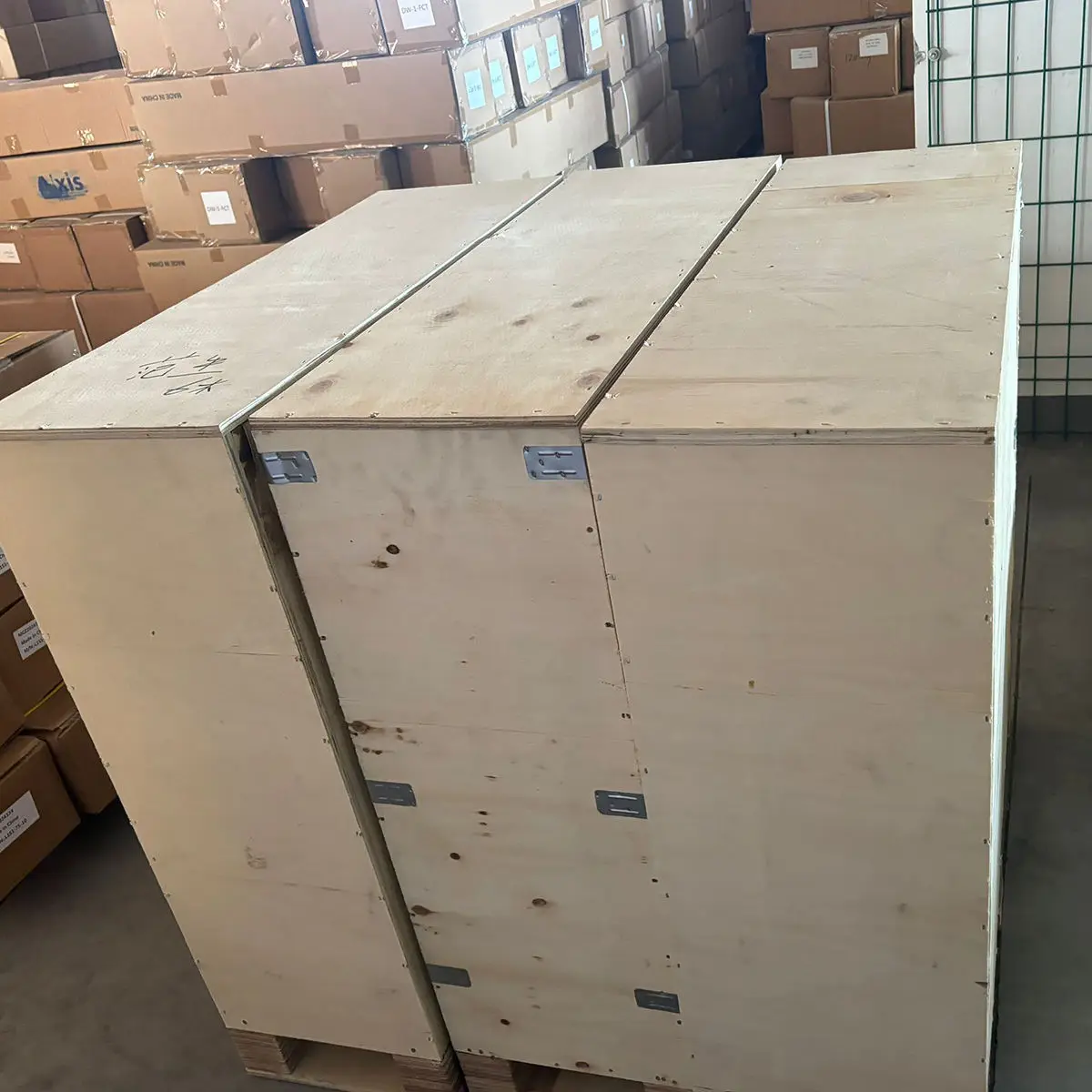 Stół kalibracyjny F550-3T, poziomy kolimator kalibracyjny, stojący na podłodze z rurą zenitową, używany do kalibracji instrumentów.