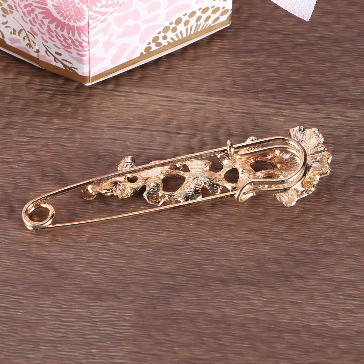 

Fashion Women Brooch Pin Jewelry Elegant Wedding Accessories Women Flower Brooch Clothing Chest Needle Decorations