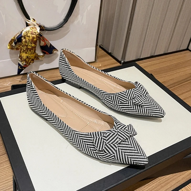2024 modne buty damskie wiosenne letnie buty do ลodzi z ostrym noskiem wsuwane eleganckie buty damskie A1394
