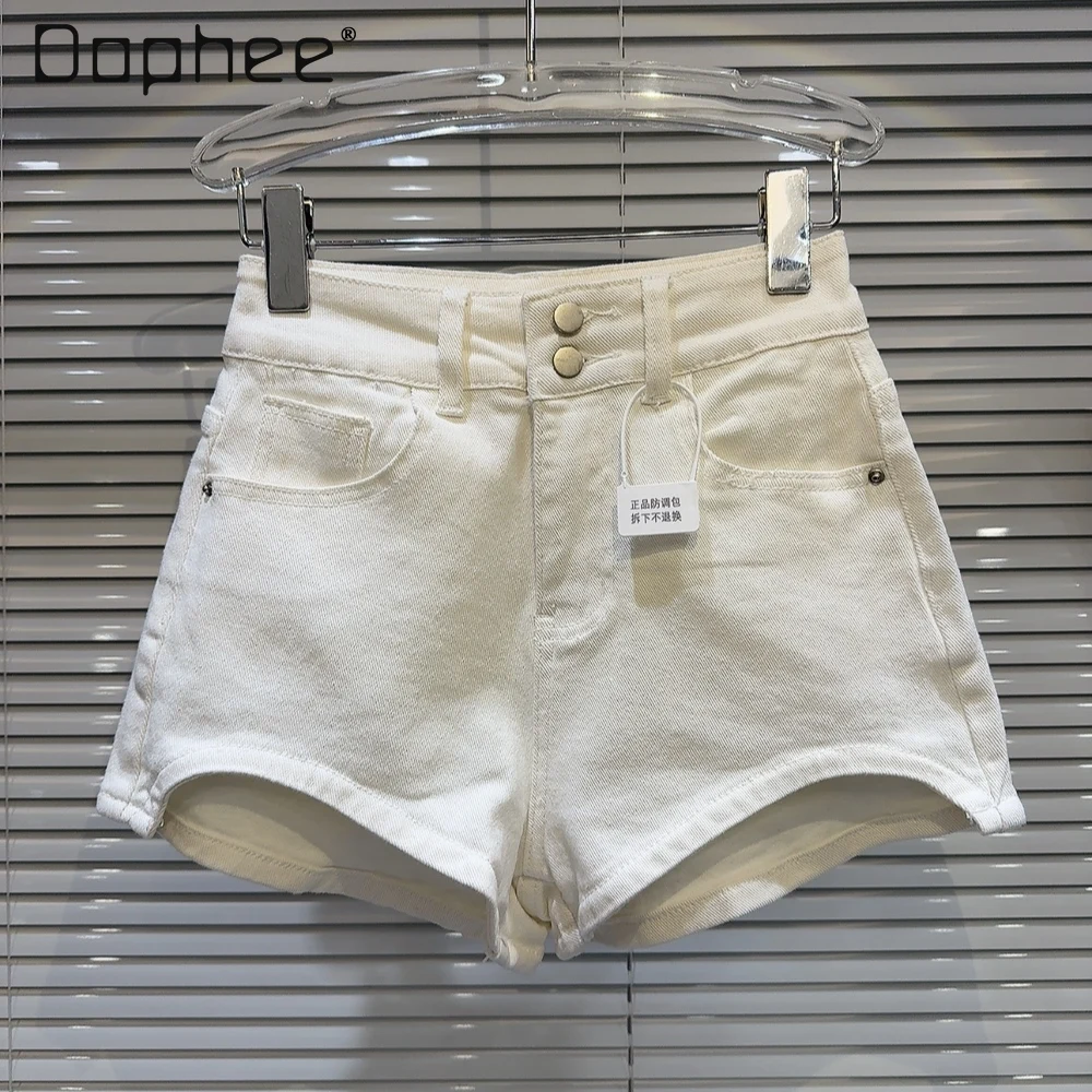 American Retro White Denim Hot Pants 2024 Spring and Summer New Hot Girl Arc Edge Leg Design Denim Three Points Short Jeans