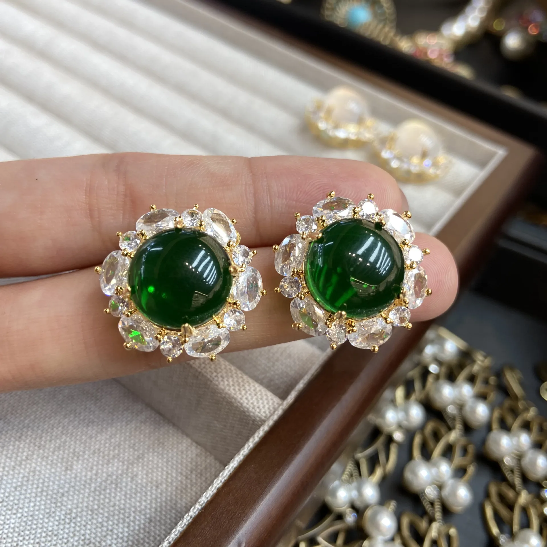 

Овальные зеленые серьги с кубическим цирконием для женщин, модные темпераментные женские аксессуары для ушей из халцедона, вечерние роскошные ювелирные изделия, необычный подарок