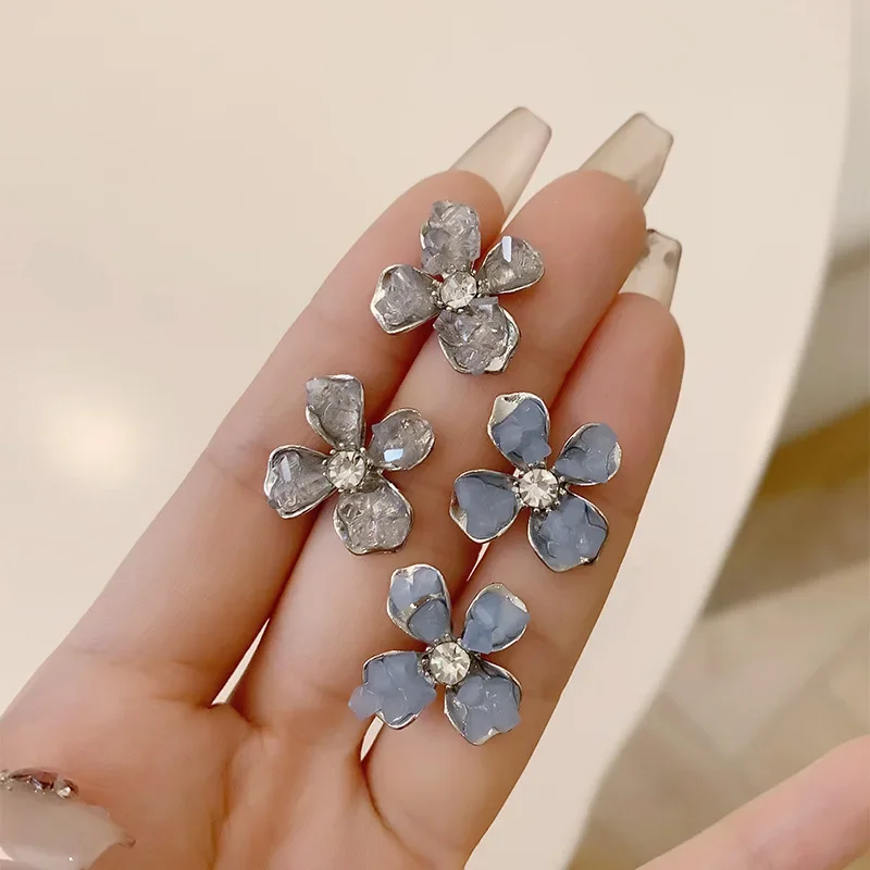 Niche Design Crystal Flower Earrings for Women Luxury 2023 New Style Blue Gray Rhinestone Flower Clip on Earrings No Ear Holes