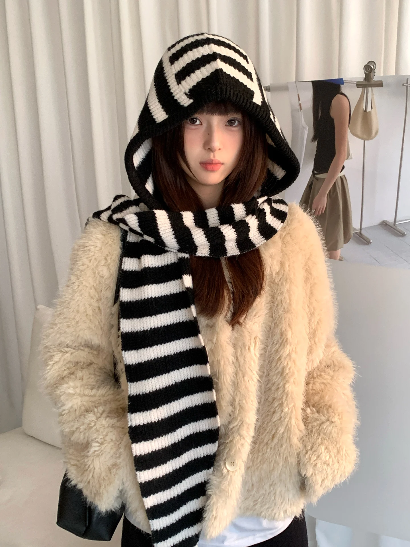 الصوفية الكورية نمط أبيض وأسود مخطط محبوك بالاكلافا للنساء شتاء دافئ سدادات حماية الأذن قبعة وشاح قطعة واحدة