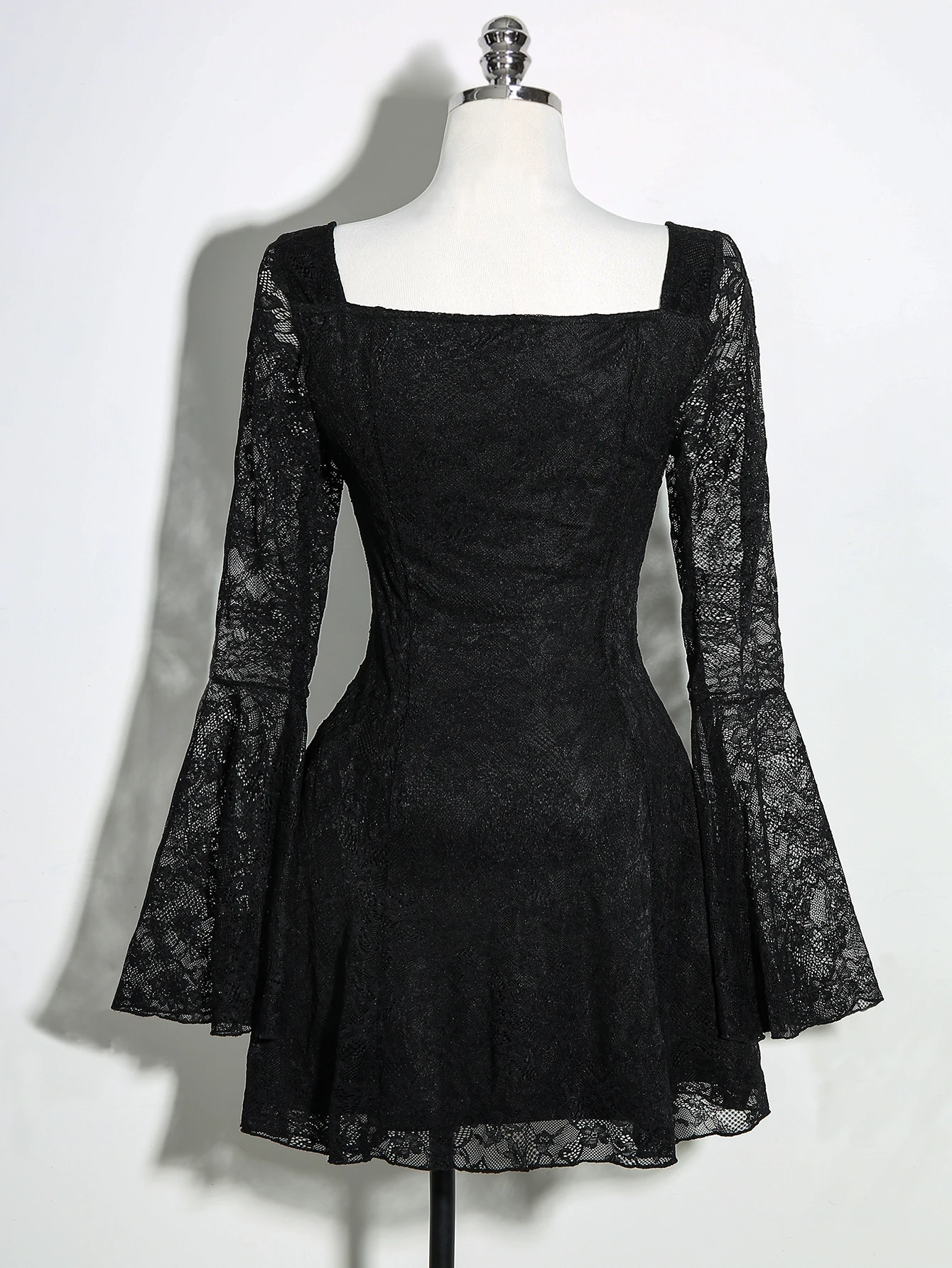 Vestido ajustado de manga acampanada con cuello cuadrado de encaje negro, vestido de cóctel de manga acampanada con cuello en forma de corazón de inspiración cuadrada de encaje floral negro