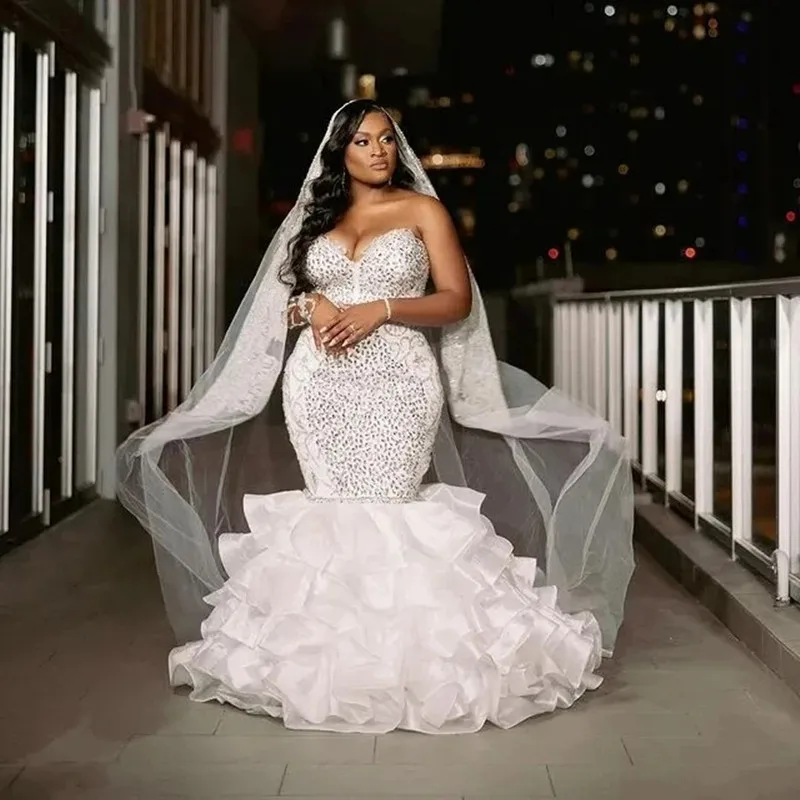 Maßgeschneiderte glitzernde Kristalle Perlen Meerjungfrau Brautkleider Vestidos De Noiva Plus Size Cascading Rüschen Luxus Brautkleider