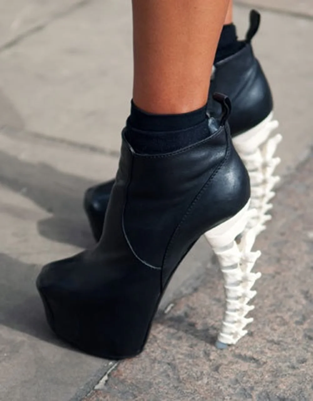 Botines de plataforma con punta redonda de cuero negro personalizados, tacón en forma de columna, suela gruesa, botas vanguardistas para apariencia de estilo callejero