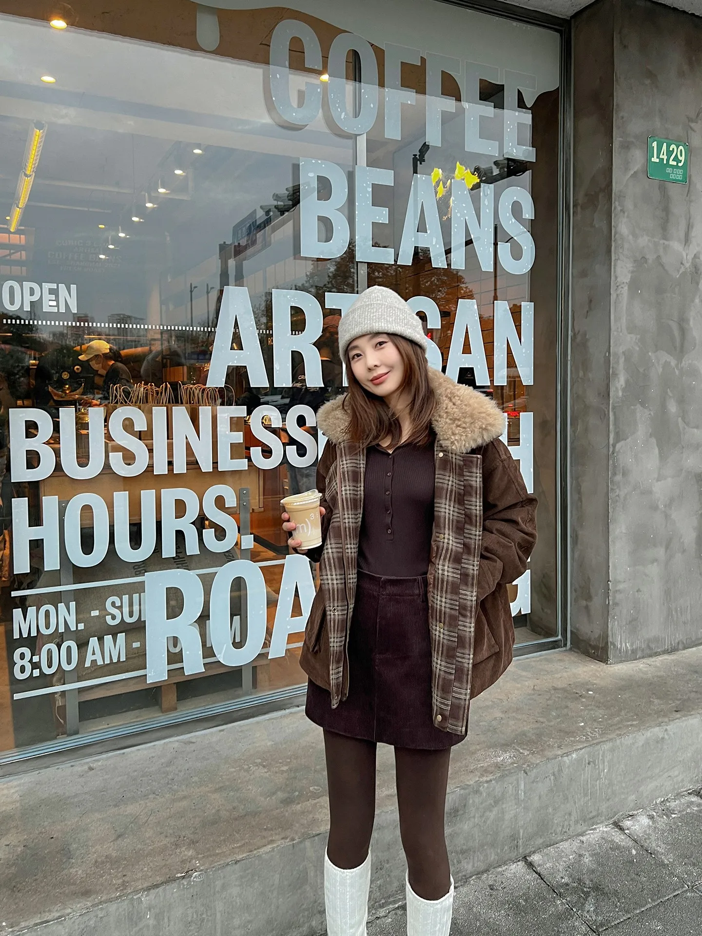 

Пуховик BeauWeekDYJ из вельвета в стиле ретро, свободного кроя, с воротником из овечьего меха, на гусином пуху, белый, стеганый, на молнии