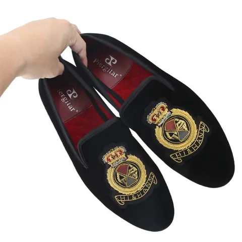 पियरगिटार हस्तनिर्मित भारतीय रेशम शाही शैली क्राउन गोल्डन थ्रेड पैच पुरुषों के लोफ़र्स हाई-एंड ब्लैक वेवलेट स्लिप-ऑन मोकासिन 12 best sales भारतीय जूते - №6