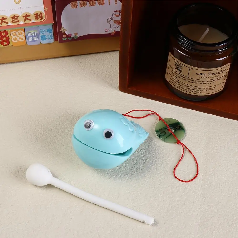 Piccoli pesci in legno a forma di animale Ornamenti a percussione Ornamenti intagliati in legno con mazzuolo Strumento a percussione carino