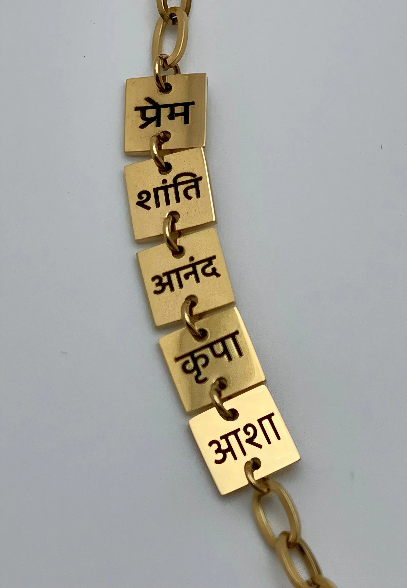 

Индивидуальный браслет с именем в Hindi, позолоченный браслет из нержавеющей стали 18 карат с гравировкой для женщин, индивидуальный подарок на день рождения для нее