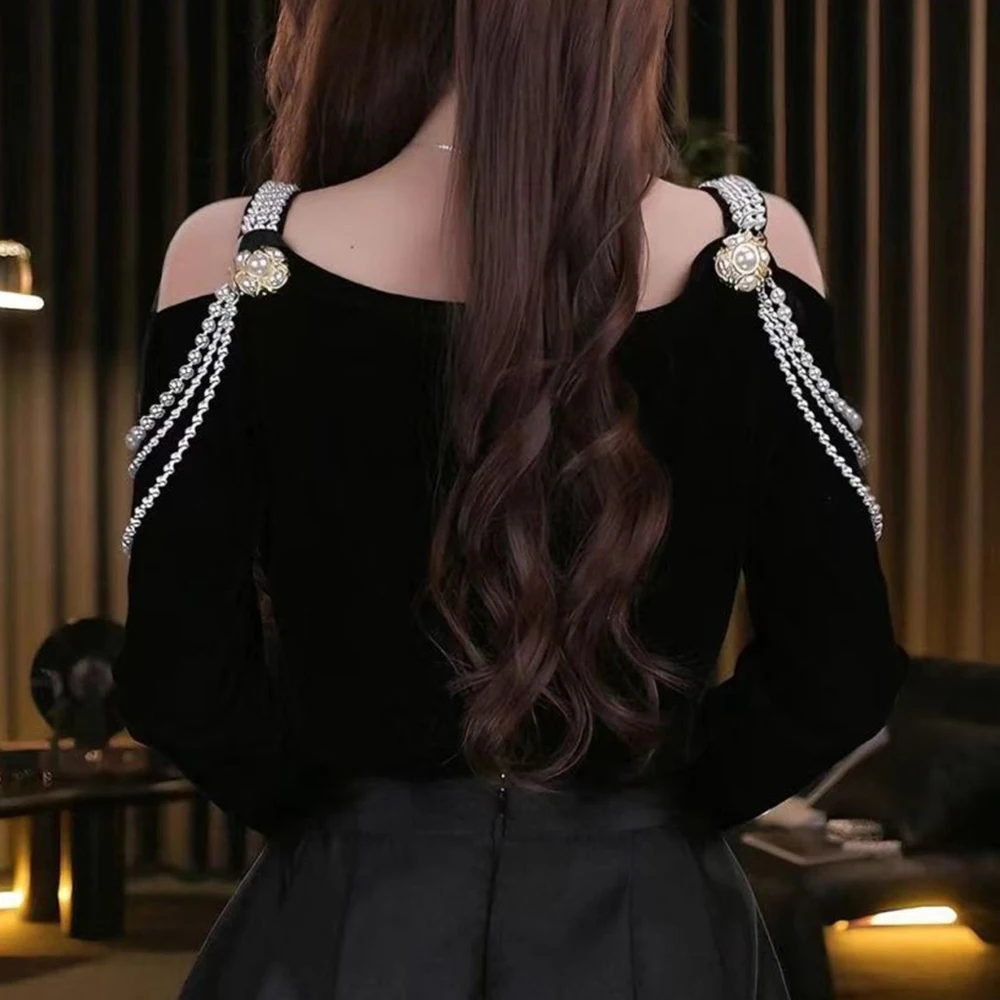 الفرنسية الصغيرة عبق نمط الأزياء حبة تصميم خارج الكتف طويلة الأكمام تي شيرت 2025 الخريف جديد رقيقة أعلى الإضافية