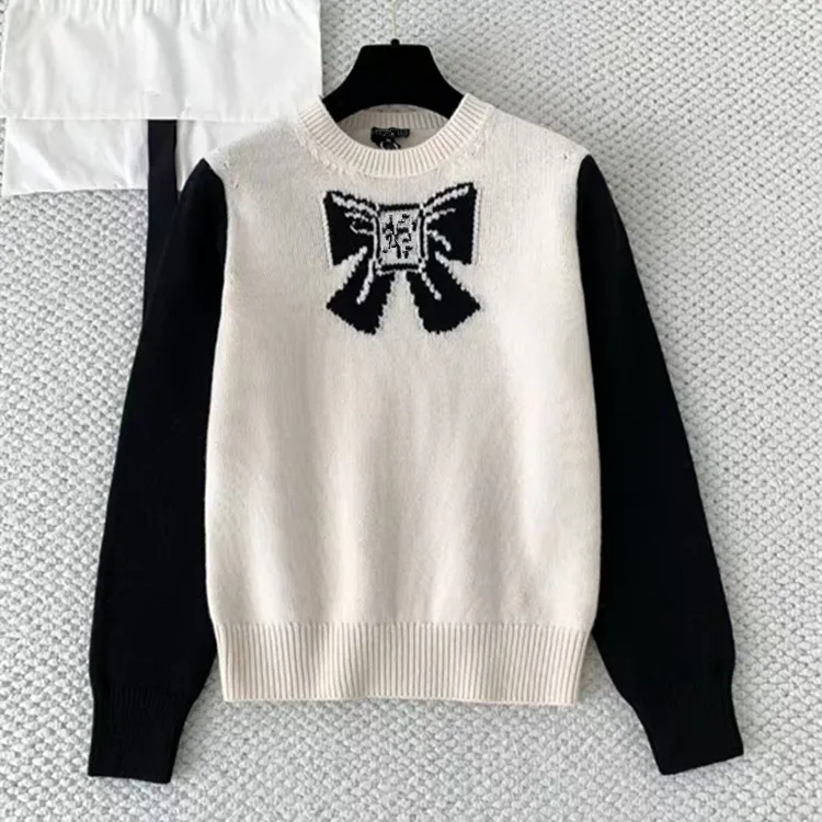 

Индивидуальные новые зимние стили европейской и американской женской одежды 2025 года. Вязаный свитер из шерсти и кашемира с длинными рукавами и бантом.