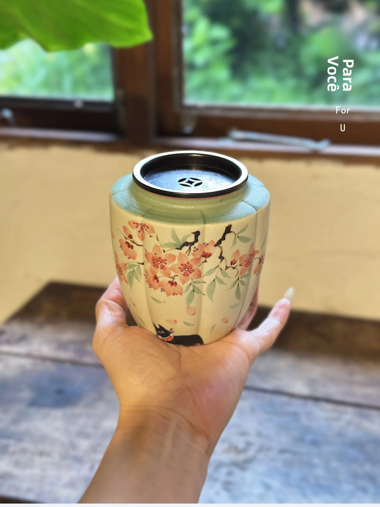furyo-–-table-a-the-chinoise-peinte-a-la-main-avec-couvercle-bac-a-eau-usee-pour-the-haute-valeur-esthetique