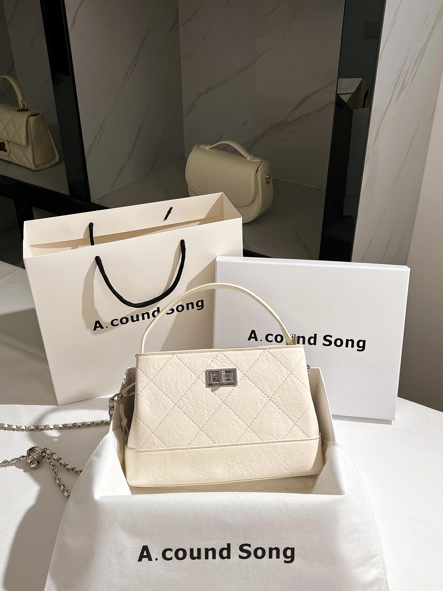 sac-fourre-tout-bandouliere-pour-femme-motif-losanges-avec-chaine-sac-a-bandouliere-marque-acound-song-poignee-souple-rigueur-moyenne-ete-2026
