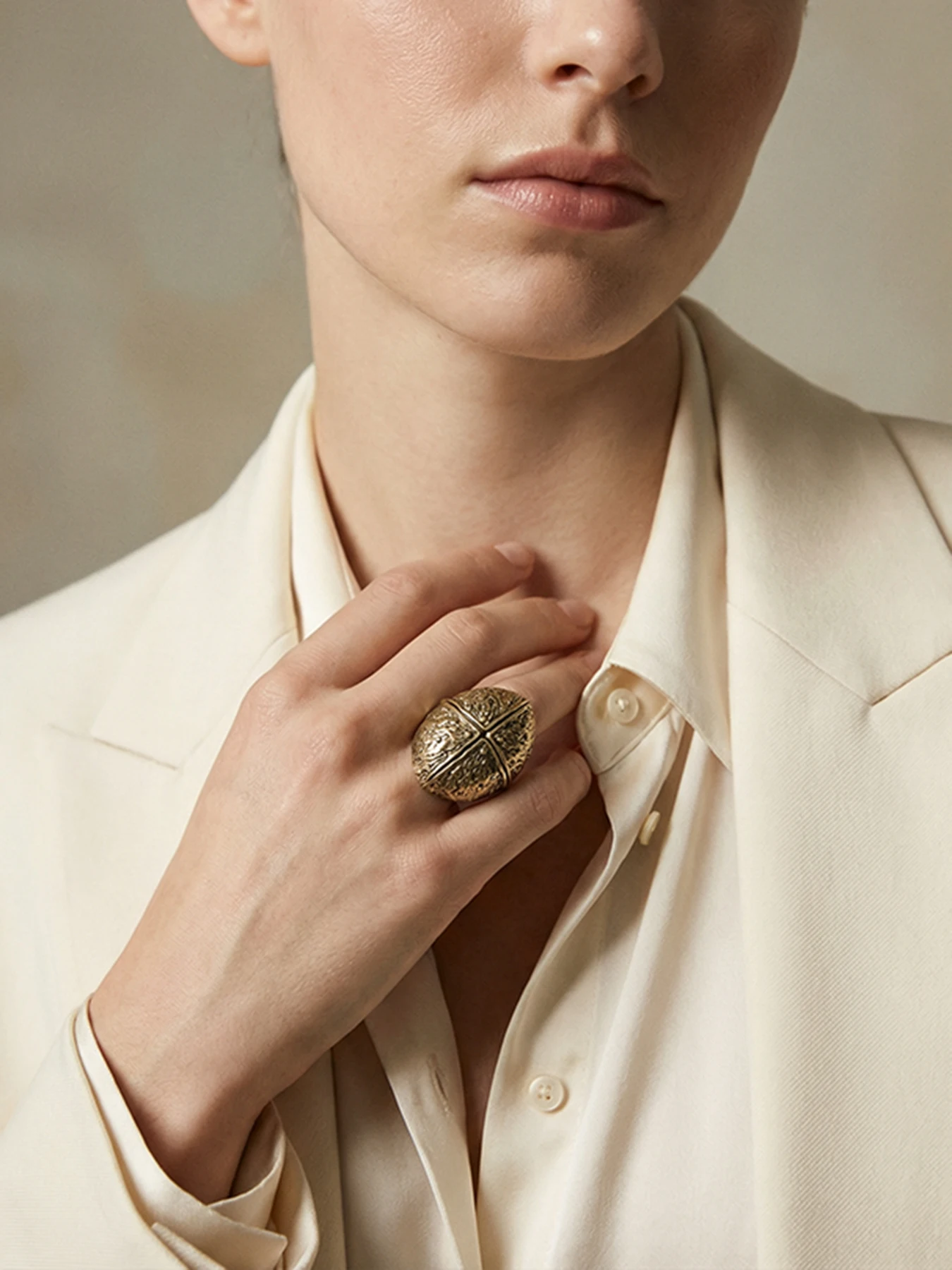 Vintage Textured Embossed Egg Shape Statement Ring, Antique Warm Gold 3D Carving Artistic Bold Ring