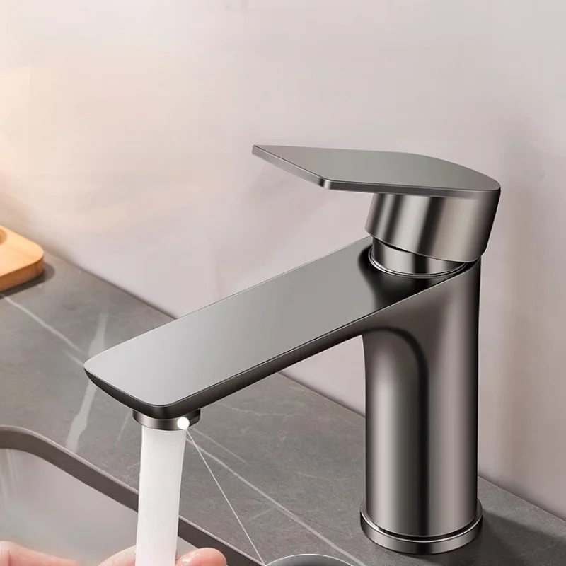 

Смеситель для ванной комнаты из нержавеющей стали, универсальный смеситель, способный как нагревать, так и охлаждать воду, подходит для раковин и умывальников.