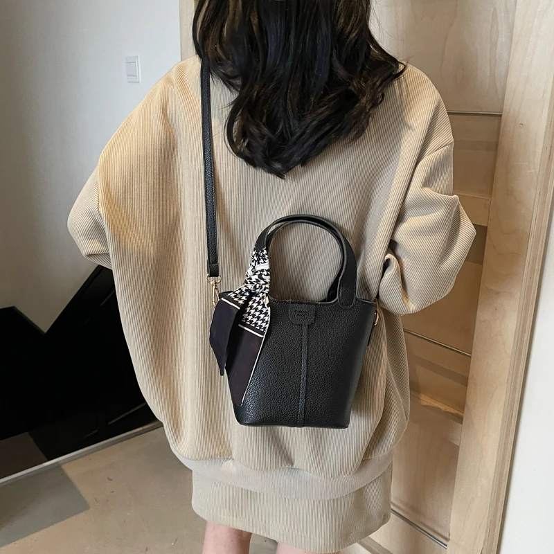 

Women Luxury Leather Shoulder Bag Elegant Designer Fashion Tote Handbag For Stylish City Outfits