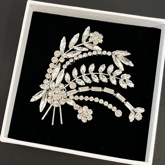 

Famous Designer Brands Crystal Flower Irregular Brooch Women Luxury Jewelry Europe Runway Party Trend