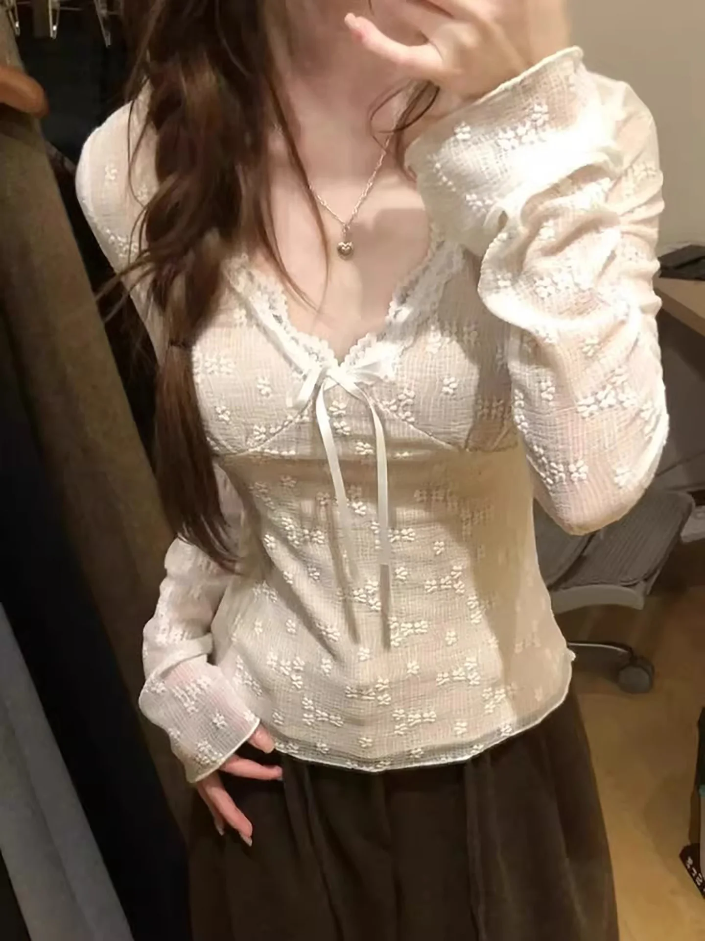 Top Único com Detalhes em Renda e Decote em V para Mulheres, Ajuste Slim para Outono e Inverno, Manga Longa Francesa