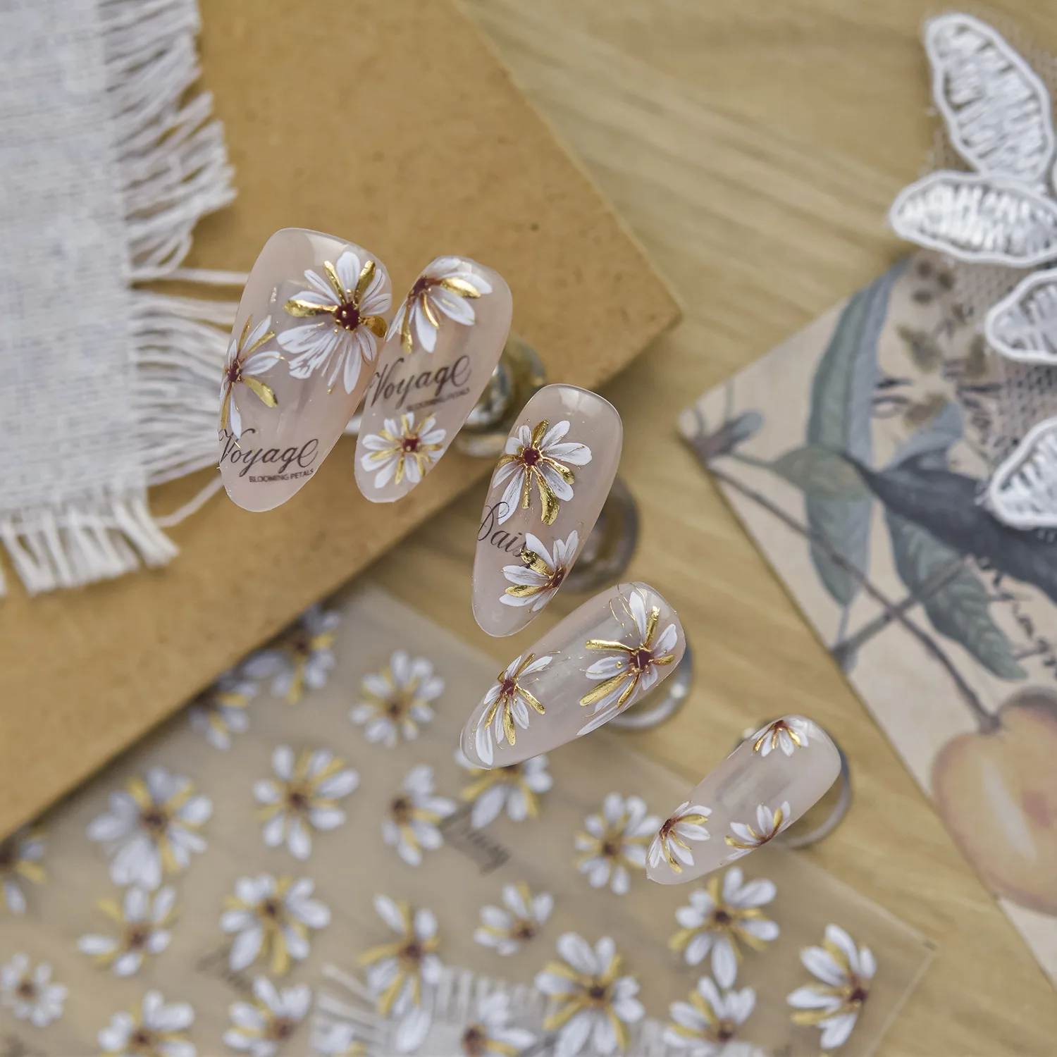 Pegatinas de Uñas Florales de - Gold Foil Flakes reseña y precio