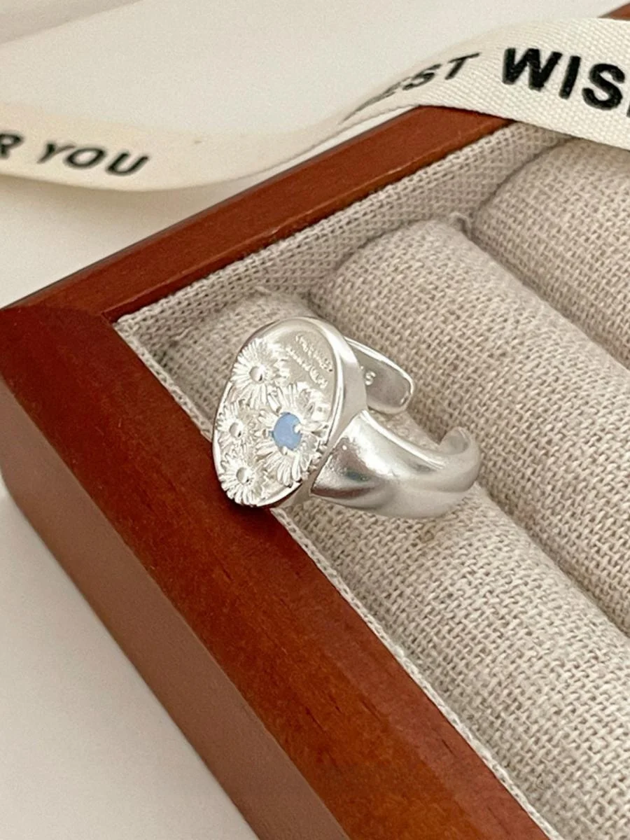 

Retro Daisy Pattern Ring for Women Unique Design Luxury Sensation Silver Finger Ring Faionable Accory Ele Sle
