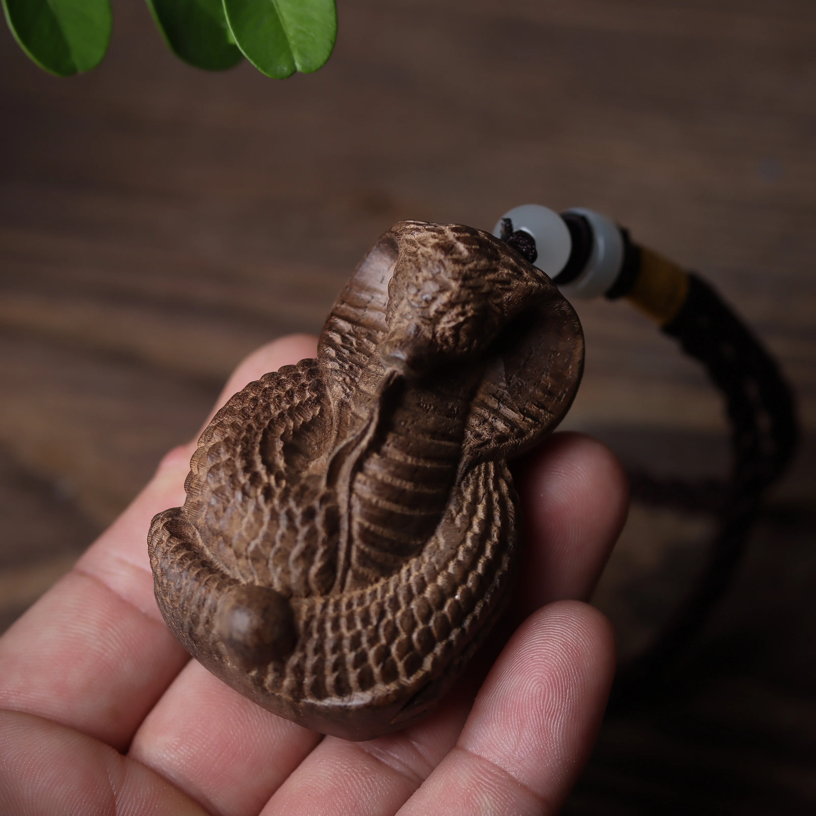 

Wood Glasses Snake King Hand Pieces Year of Automobile Hanging Ornament Solid Carved Desktop Decoration Plate Toy Pendant