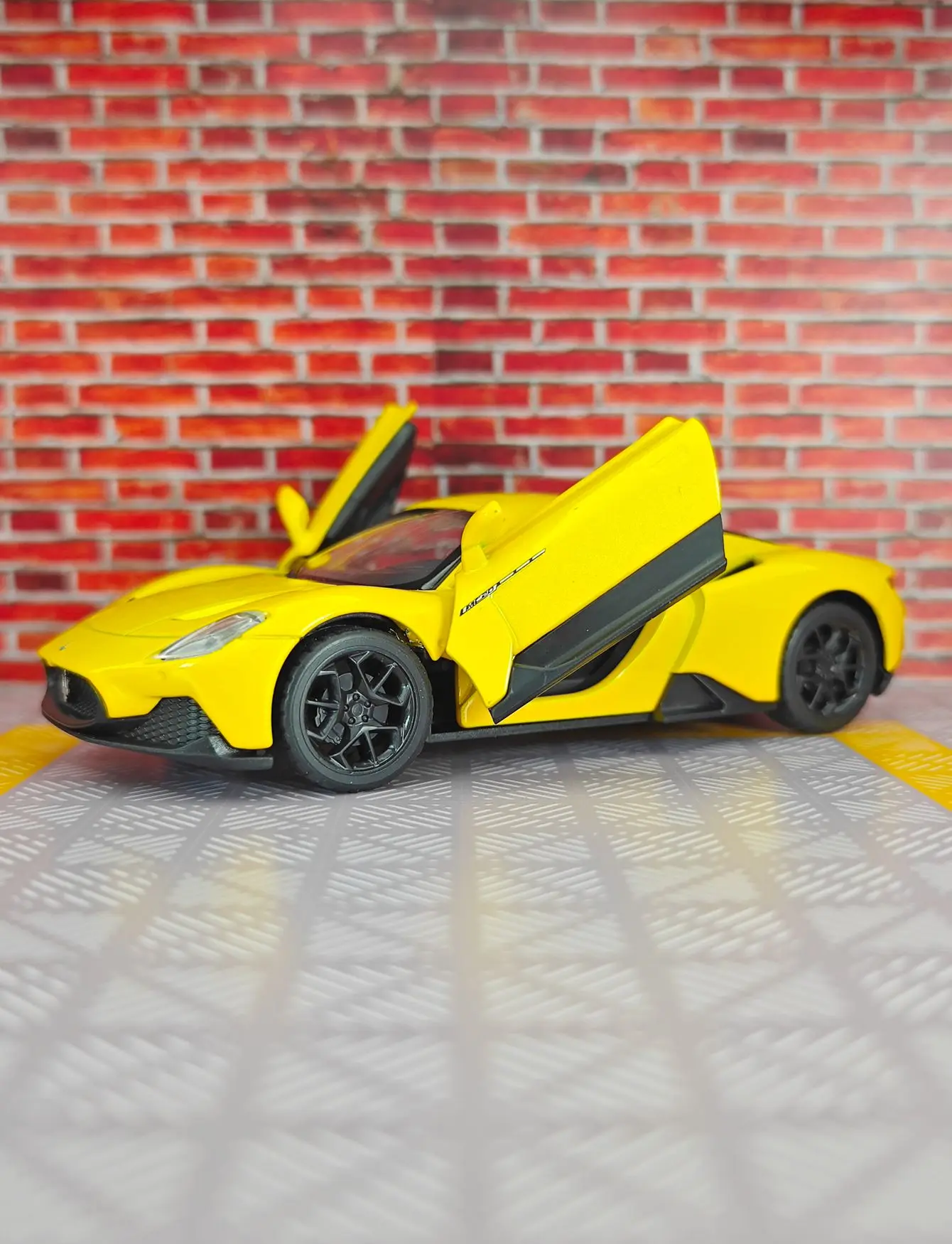 1:33 Simulation Maserati MC20 alloy car model with two doors that can be opened, sound and light feedback, supercar ornament